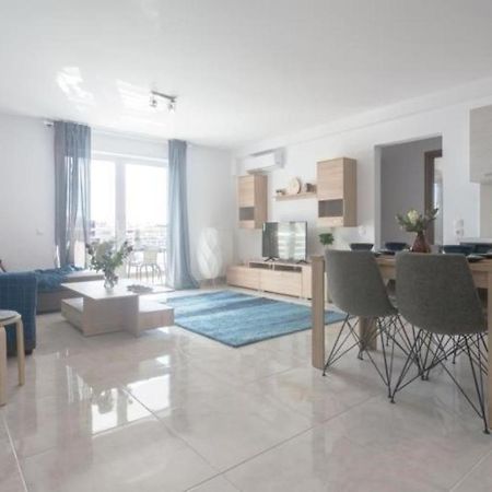 New Spacious Apartment Located In Пирея Екстериор снимка