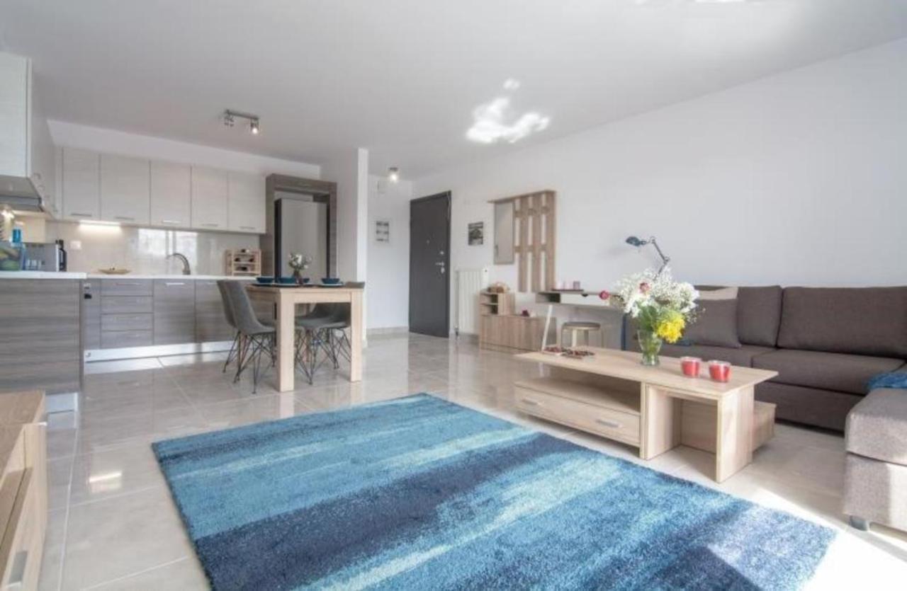 New Spacious Apartment Located In Пирея Екстериор снимка